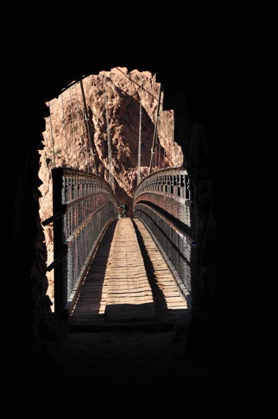 Ponte cruza o rio Colorado, no fundo do Grand Canyon, no Arizona, nos Estados Unidos